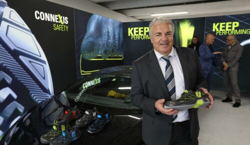 Haix-Geschäftsführer Ewald Haimerl mit dem neuen Connexis-Sicherheitsschuh (Foto: Haix)