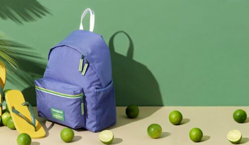 Zur Sonderkollektion von Eastpak und Havaianas gehört der Padded Pak'r-Rucksack, der mit einem Tragegriff aus Gummi, dem Co-Branding-Logo und wasserabweisenden Reißverschlüssen ausgestattet wird. (Foto: Eastpak/Havaianas)