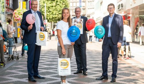 In Gelsenkirchen unterstützen die Werbegemeinschaften Buer, Erle und Horst sowie die City Initiative Gelsenkirchen die Aktion Heimatshoppen: (v. l.) Markus Richter (Handelsverband Westfalen-West), Angela Bartelt (Citymanagerin Gelsenkirchen City), Bernhard Lukas (Vorstandsvorsitzender Sparkasse Gelsenkirchen) und Dr. Jochen Grütters (Leiter des IHK-Standortes Emscher-Lippe) (Foto: Arne Pöhnert)