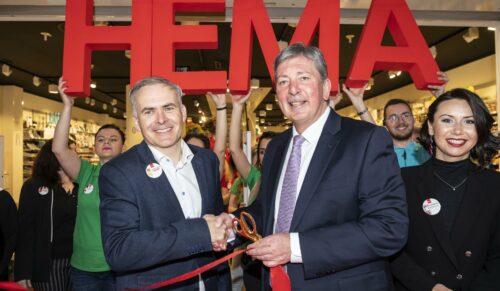 v.l. Tjeerd Jegen (CEO von Hema) und Uwe H. Werner (Geschäftsführer des Handelsverbands Bayern) (Foto: Hema)