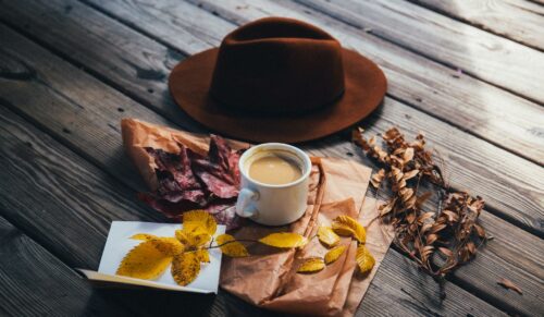Glenchecks und Galonstreifen begleiten die neue Saison. (Foto: Unsplash)