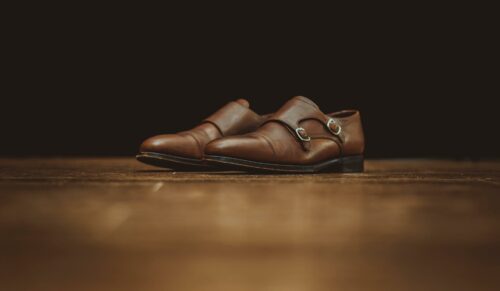 In der Herrenschuhmode herrscht Bewegung. Im Herbst kommt mehr Vielfalt ins Spiel. (Foto: Unsplash)