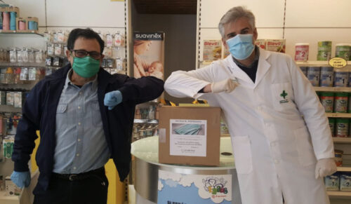 Luis Chico, CEO von Hispanitas (l.), bei der Spende von Masken an eine Apotheke. (Foto: Hispanitas)