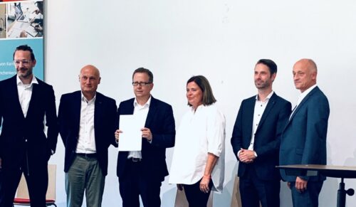 Jochen Strähle (Fakultät Textil & Design, v.l.), Steffen Jost (BTE), Rolf Pangels (BTE), Bettina Grüninger (LDT Nagold), Daniel Geigis (Knowledge Foundation @ Reutlingen University) und Hendrik Brumme (Hochschule Reutlingen) bei der Unterzeichnung der Absichtserklärung in Nagold. (Foto: Hochschule Reutlingen und LDT Nagold)