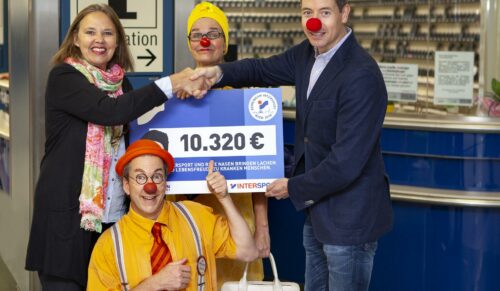 Edith Heller, Rote Nasen Geschäftsführerin, und Thorsten Schmitz, Intersport Austria Geschäftsführer. (Foto: Intersport)
