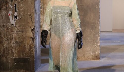 Dascha im Kleid von Kilian Kerner und mit Sandalen von Skechers während der Mercedes-Benz Fashion Week Berlin (Getty Images for MBFW/Andreas Renz)