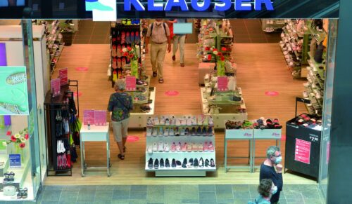 Die Kundenströme in der Leipziger Innenstadt sind überschaubar, hier in den Höfen am Brühl am Schuhhaus Klauser. Foto: Volkmar Heinz