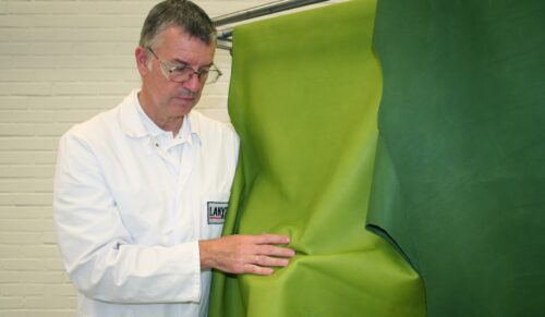 Im Hinblick auf die neueste Beschränkung der Europäischen Chemikalienagentur (ECHA) für zyklische Siloxanverbindungen halten die Produkte des Lanxess-Geschäftsbereichs Leather die Verunreingungen im Leder weit unter dem festgelegten Grenzwert. (Foto: Lanxess AG)