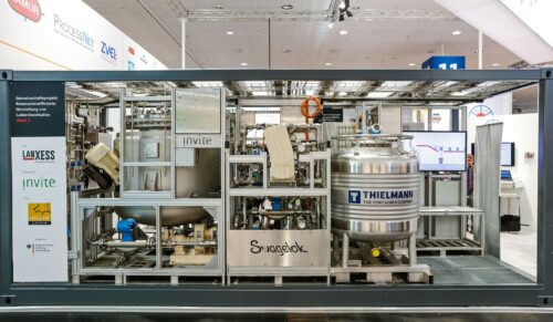 Die modulare Anlage für die „Ressourceneffiziente Herstellung von Lederchemikalien“ ist dafür konzipiert, in Gerbereien aus Falzspänen und pflanzlicher Biomasse direkt an Ort und Stelle Nachgerbstoffe der Marke „X-Biomer“ zur Fertigung von Leder herzustellen. (Foto: Lanxess)