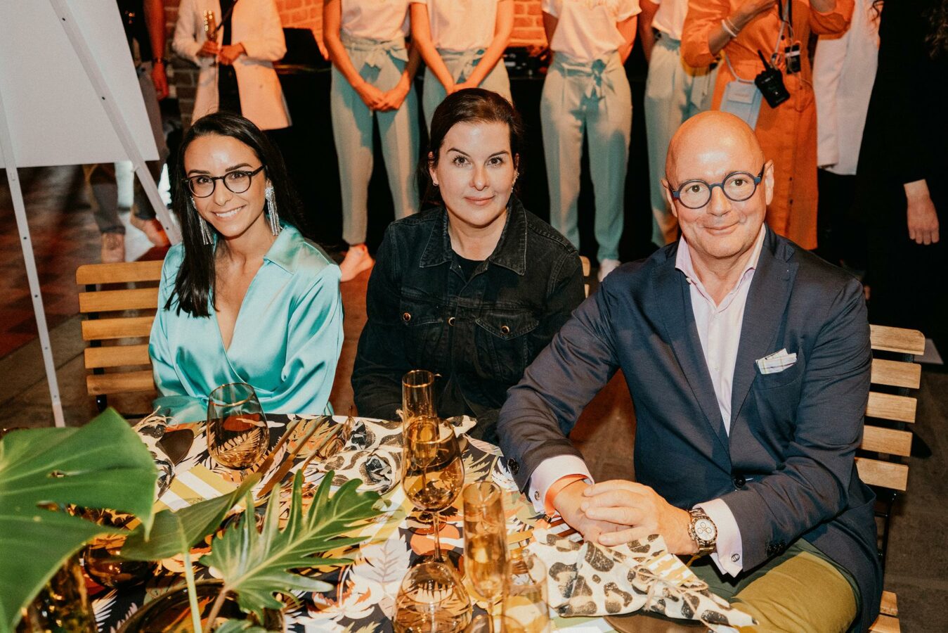 Die Marc Cain Fashion Show auf der Berlin Fashion Week. Von links nach rechts: Nora Amini (Breuninger), Simone Heift (KaDeWe), André Maeder (KaDeWe)(Foto: Marc Cain)