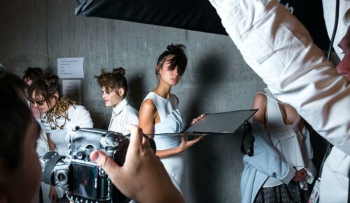 Die neuen Mode-Trends der Saison Frühjahr/Sommer 2019 fromen starke Kontraste. (Foto: Flaunter.com on Unsplash) 