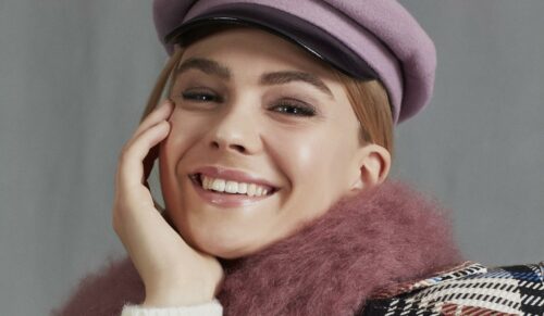 Die Mode-Trends setzen auf feminine Looks und nostalgische Details. (Foto: Comma)