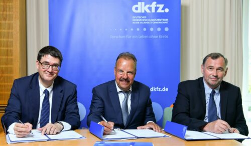 Bei der Unterzeichnung der Förderverträge: Michael Baumann, Vorstandsvorsitzender des DKFZ, Stifter Dieter Morszeck und Josef Puchta, Kaufmännischer Vorstand des DKFZ. (Foto: Uwe Anspach, Deutsches Krebsforschungszentrum)