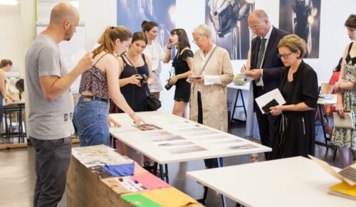 Oeko-Tex und AMD Akademie Mode & Design Kooperation: Die Jury wirft zum ersten Mal einen Blick über die Schultern der angehenden Designer. (Foto: Oeko-Tex)