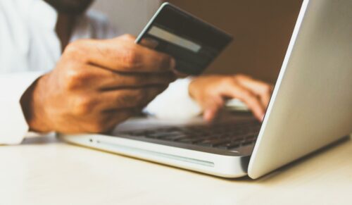 Onlineshopping erfolgt über alle Altersgruppen der Bevölkerung hinweg. (Foto: Unsplash/Rupixen)
