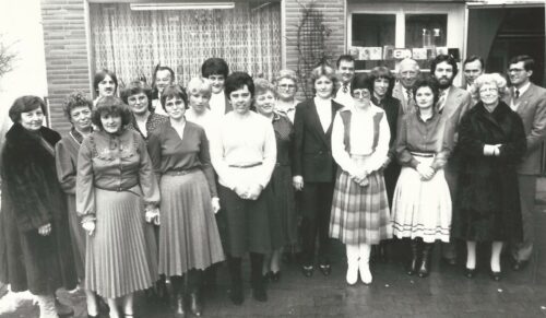 Käthe Dassler (rechts) mit der Belegschaft beim Besuch des Adidas-Werks in Wallhalben. (Foto: Privat/Stadtarchiv Pirmasens)