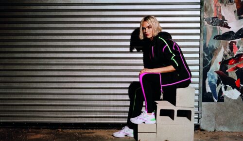 Der neue Puma-Sneaker ’Muse Maia Street‘ getragen von Cara Delevingne (Foto: Puma)