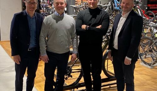 Zwei Familienunternehmen starten Handelskooperation (v.l.): Armin Weger (Geschäftsführer Engelhorn Sports), René Scheilen (Director New Business & Retail Cooperation Rose Bikes), Marcus Diekmann (Geschäftsführer Rose Bikes) und Fabian Engelhorn (geschäftsführender Gesellschafter bei Engelhorn). (Foto: Rose/Engelhorn)