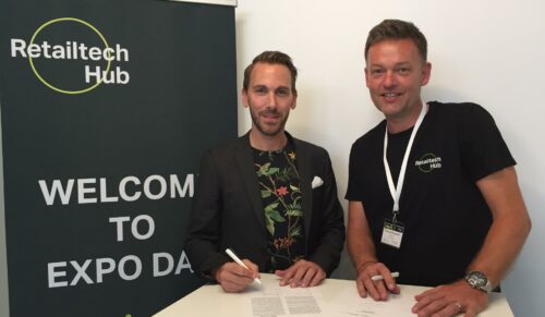 Dr. Dirk Schneider, Chief Digital Officer s.Oliver Group (links) und Thorsten Marquardt, Managing Director Retailtech Hub (rechts) bei der Unterzeichnung des Partnerschaftsvertrags (Foto: s.Oliver)