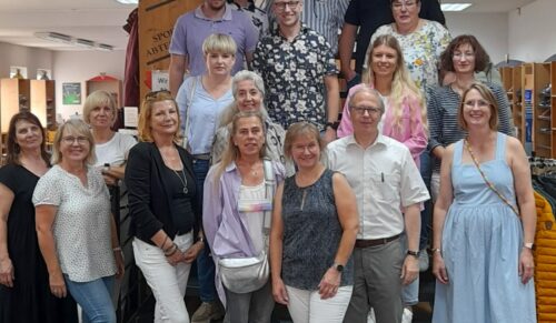 Gastgeberin Silvia Buer (Mitte vorne, 3.v.r.) im Kreis der ERFA-Gruppe (Foto: SABU)