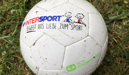 Den SOS-Kinderdorf-Ball gibt es bei zahlreichen Intersport-Händlern (Foto: Intersport)