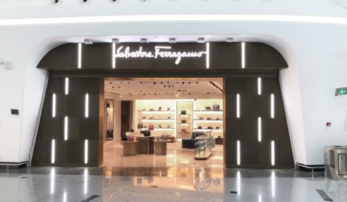 Neuer Store von Salvatore Ferragamo am Daxing International Airport in Peking. (Foto: Ferragamo)