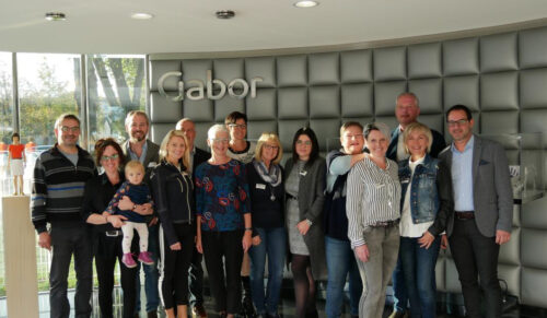 Schuhhaus Peterseil: Familie Mitterhauser und Familie Blaha mit ihrem Team in der Gabor Zentrale inRosenheim (Foto: Gabor)