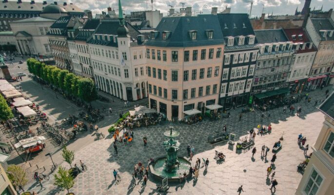 Menschen in der Innenstadt (Foto: Svend Nielsen/Unsplash)
