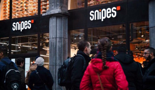 Kunden warten vor dem Snipes-Store in Antwerpen. (Foto: Snipes)