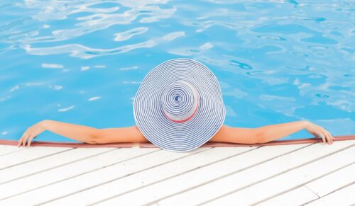 Diese Sommer-Outfits sind nicht nur am Strand tragbar. (Foto: Anna Demianenko on Unsplash)