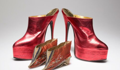 Schuhe für Lotosfüße, um 1900; Plateau-Heels, 1989 (Foto: ©Münchner Stadtmuseum) 