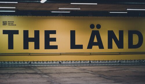 Werbetafel in einer Stuttgarter U-Bahn Station. (Foto: Unsplash/Marcel Strauß)