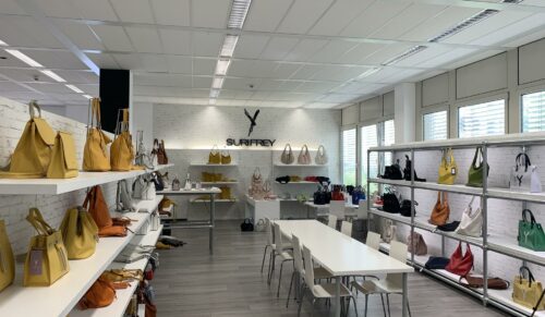 Suri Frey führt Kunden digital durch die Kollektionen. (Foto: Suri Frey)
