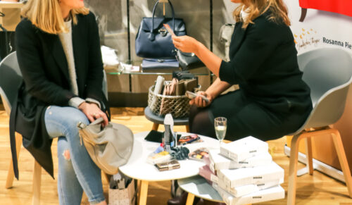 An zehn Standorten empfing Handtaschentherapeutin Rosanna Pierantognetti Kundinnen zum „Therapiegespräch“. (Foto: Suri Frey Global Branding and Licence GmbH)