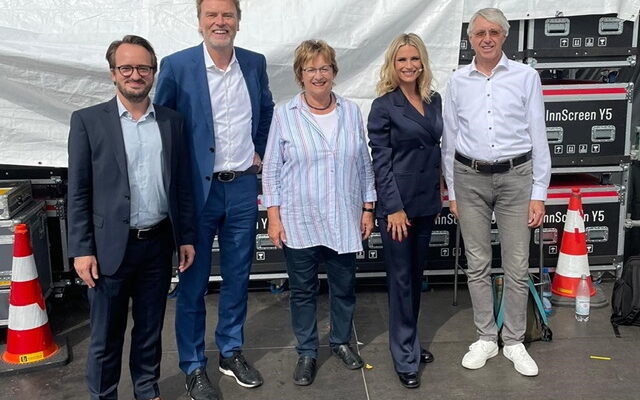 (v. l. n. r.) Backstage bei der DigitalX: Korbinian Spann, Jens de Buhr, Brigitte Zypries, Michelle Hunziker und Andreas Burmeister (Foto: Tamaris)