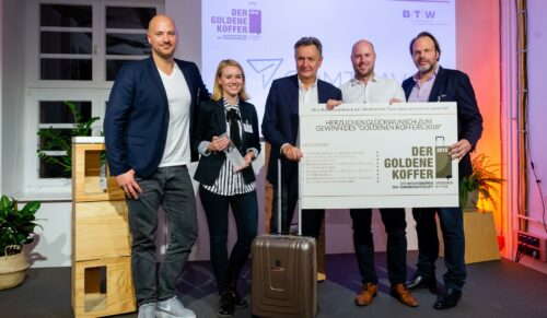Comtravo gewinnt den „Goldenen Koffer“ (v.l.): Robert Heescher und Charlotte Pohlmann (beide Comtravo), BTW-Präsident Dr. Michael Frenzel, Robert Anders (Head of Sales, Comtravo) und Titan-Geschäfsführer Jan-Oliver Nannen. (Photo Credit: Svea Pietschmann)
