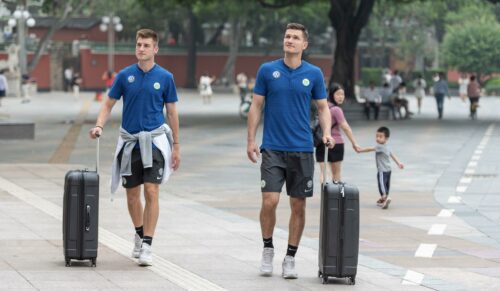 Pavao Pervan (re.) und Robin Knoche vom VfL Wolfsburg mit ihren neuen X-Ray-Trolleys des Kofferherstellers Titan. (Foto: VfL Wolfsburg/Sandra Gätke)