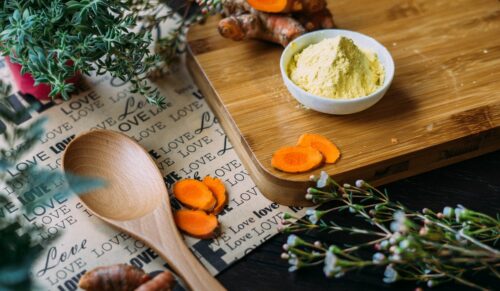 Der Winter besteht nicht nur aus Plätzchen und Gemütlichkeit. Die Dunkelheit kann beispielsweise für Depressionen sorgen. Mit diesen Tipps aus der ayurvedischen Heilkunst bleiben Sie gesund. (Foto: Unsplash)
