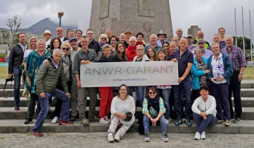 Die Teilnehmer der ANWR Unternehmerreise vor dem Denkmal „La Mitad del Mundo“ in Ecuadors Hauptstadt Quito (Foto: ANWR)