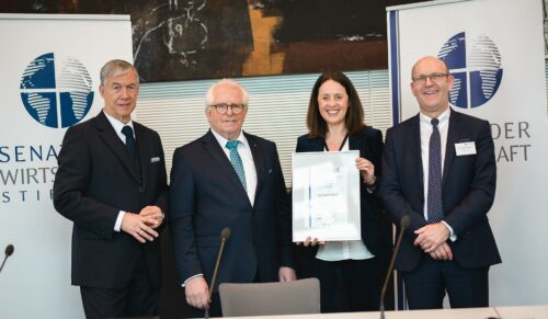 (V.l.n.r.) Dr. Walter Döring, Dieter Härthe, Claudia Lässig, Dr. Eckhard Neudeck bei der Urkundenverleihung. (Foto: Lässig GmbH) 