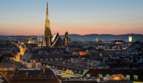 Österreich führt eine 2G-Kontrollpflicht ein. (Foto: Unsplash/Jacek Dylag)