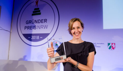 Anna Yona, Gründerin von Wildling, nahm den Gründerpreis NRW 2018 entgegen. (Foto: MWIDE NRW/E. Lichtenscheidt)