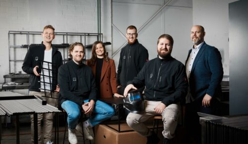 Die Gründer der Metallbude (v.l.) Tobias Stermer, Dennis Siemens, Rudolf Klause und Christian Siemens mit Nadine Wortmann-Resetarits(Mitte) und Mark Wortmann (r.). (Foto: Wortmann KG)
