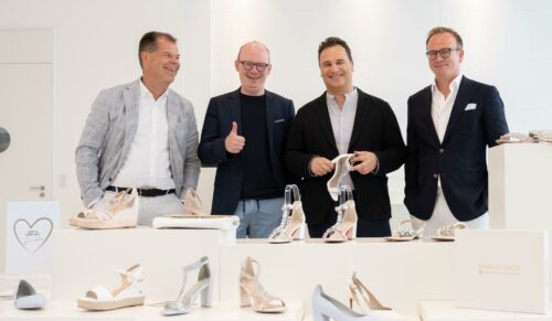 (v.l.n.r.) Carsten Humke (Geschäftsführender Gesellschafter Marco Tozzi), Christian Böhm (Geschäftsführer Vertrieb & Marketing Marco Tozzi), Guido Maria Kretschmer, Jens Beining (CEO Wortmann Gruppe) (Foto: Wortmann)