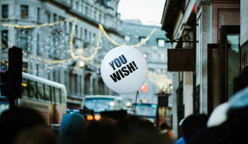 Sie haben einen Wunsch frei! Wir gestalten gemeinsam die schuhkurier Jahresschlussausgabe! (Foto: Unsplash/Abi Ismail)