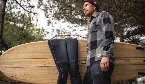 Bleed Clothing macht nachhaltige Mode für sportliche Outdoor-Fans. Da die Kleidung somit neben den modischen auch funktionale Ansprüche erfüllen muss, kommen neben Bio-Baumwolle auch Materialien wie Tencel, Kapok und Kork zum Einsatz. Produziert wird vegan, fair und GOTS-zertifiziert. Die Designs sind sowohl in Form als auch in Farbe eher dezent und funktional gehalten. (Foto: Bleed Clothing)
