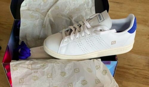 In klassischem Blau-Weiß und mit Firmenlogo präsentiert sich der Sneaker von Deutsche Bank und Adidas. (Foto: Ebay)