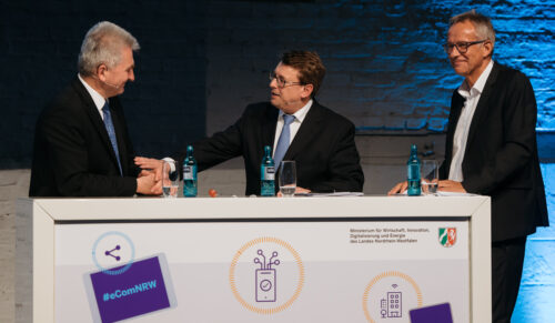 Moderator Helmut Rehmsen (WDR) im Gespräch mit Dr. Stephan Fanderl (Galeria Karstadt Kaufhof) und Prof. Dr. Andreas Pinkwart (Wirtschaftsminister NRW). (Foto: MWIDE NRW / D. Misztal)