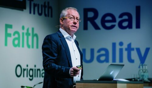 Prof. Dr. Gerrit Heinemann im neuen schuhkurier-Podcast. (Foto: Patricia Kalisch)