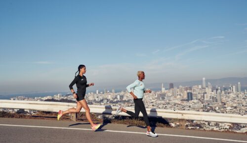 Die erste Bekleidungslinie von Hoka One One (Foto: Hoka One One)